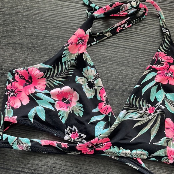 🌟5/$25 bikini top - Picture 3 of 6